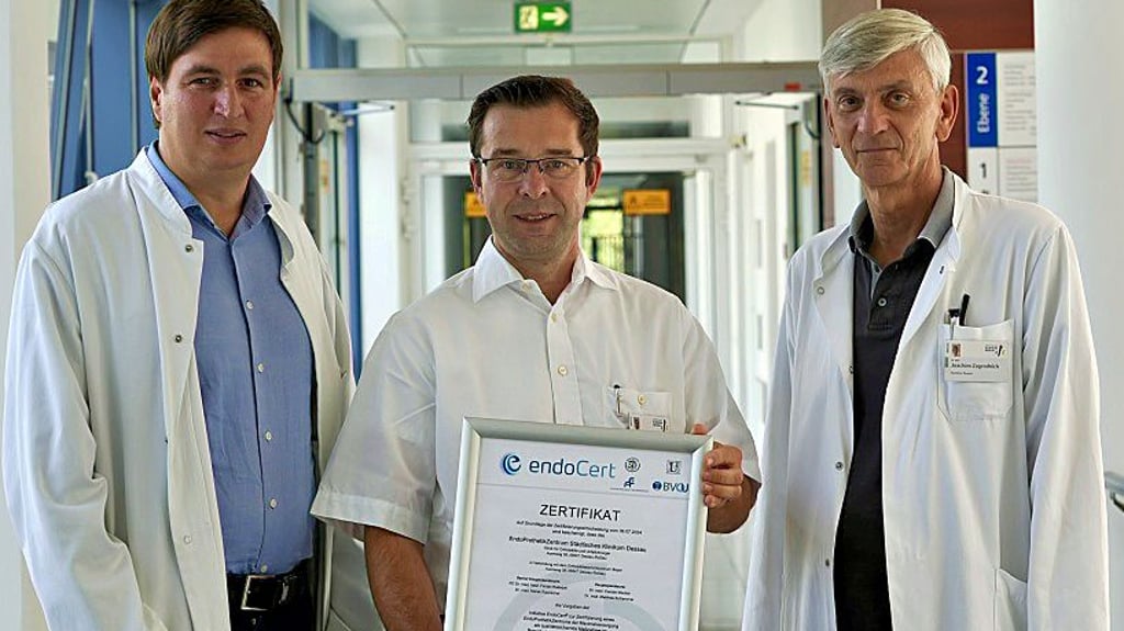 Dr. Radetzki (m.), Leiter des Zentrums, Dr. Rober Rotter (l.), Chefarzt der Klinik für Orthopädie und Unfallchirurgie, und Dr. Joachim Zagrodnick, Ärztlicher Direktor des Klinikums (r.).