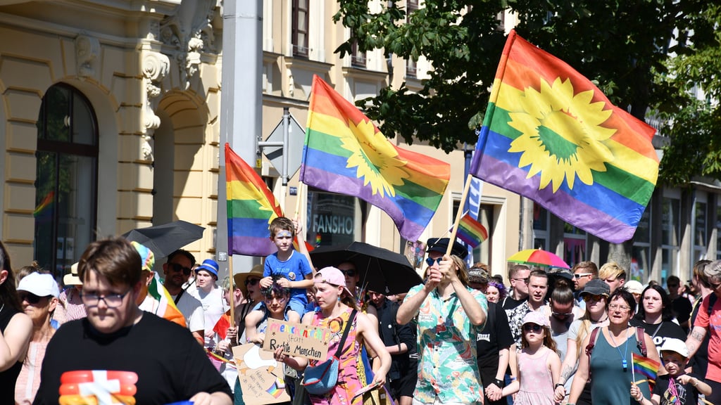 Die CSD-Demo zog am Wochenende durch Magdeburg. Über die Teilnehmerzahl gibt es unterschiedliche Auffassungen.