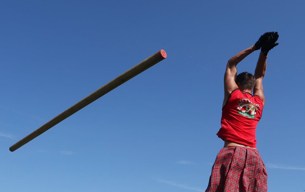 Im Baumstammwerfen, Steinstoßen oder Koffertragen konnten Besucher bei den Berliner Highlandgames gegeneinander antreten. (Symbolbild)