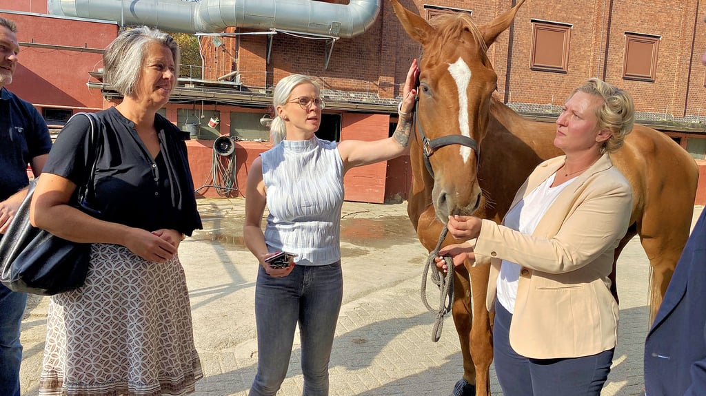 Die Innen- und Sportministerin des Landes, Tamara Zieschang (CDU, links im Bild) schaut sich auf dem Areal des Pferdesport- und Zuchtvereins der Gröpertorschule in Halberstadt um.