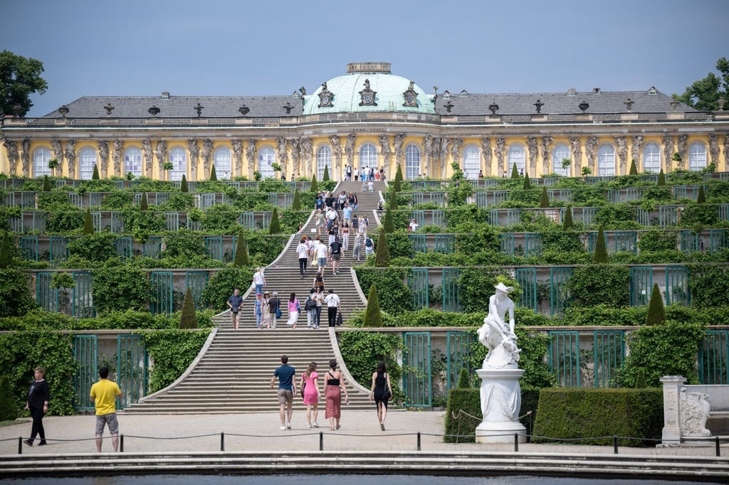 Die Initiative Letzte Generation hat mit einer Aktion im Park Sanssouci auf den Klimawandel aufmerksam gemacht. (Archivbild)