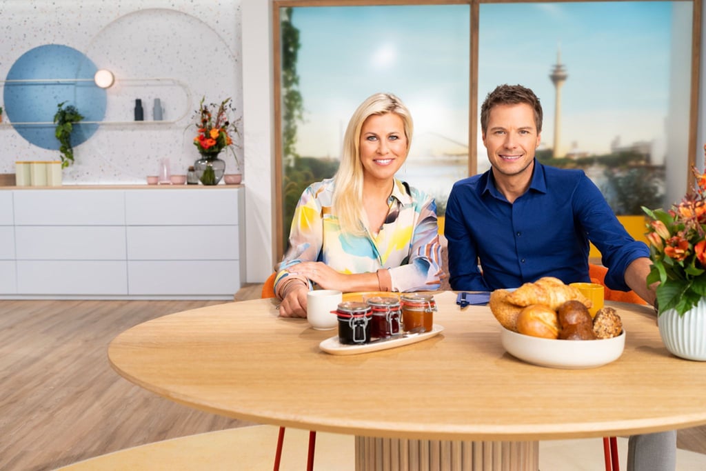 Die Moderatoren Nadine Krüger und Florian Weiss in der Kulisse der ZDF-Sendung "Volle Kanne – Service täglich".