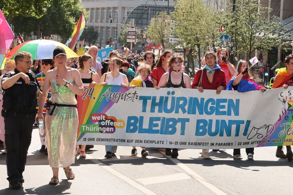 Unter dem Motto „Thüringen bleibt bunt!“ gingen viele Menschen beim CSD auf die Straße.
