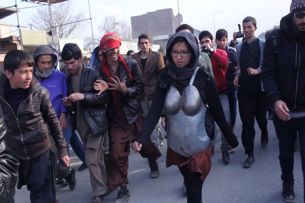 Die afghanische Künstlerin Kubra Khademi bei ihrer Aktion unter dem Titel „ARMOR“.