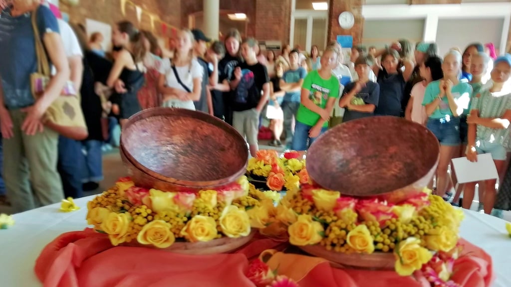 Liegen in der Aula bereit: die Hälften einer Kupferkugel, die bei der feierlichen Grundsteinlegung als Zeitkapsel gefüllt wird.