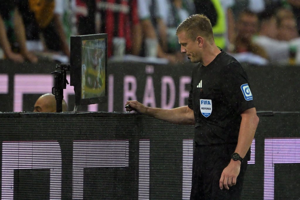 Referee Robert Schröder und der Videobeweis standen nach dem Eröffnungsspiel zwischen Borussia Mönchengladbach und Bayer Leverkusen in der Kritik.