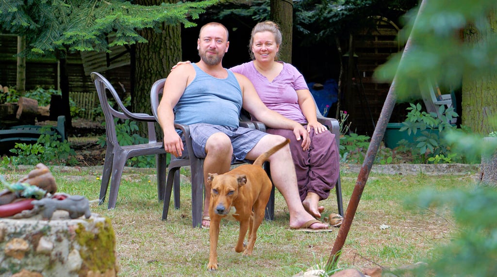 Christian Wichmann und Kathrin Busch leben auf einem abgelegenen 9.000 Quadratmeter großen Waldgrundstück in der Börde. Dort versuchen sie, sich selbst zu versorgen.