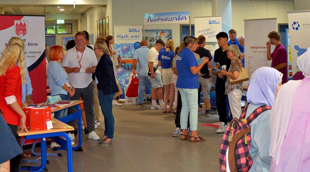 Bei der Berufsmesse in der Europaschule Oschersleben präsentierten sich 40 Unternehmen und Institutionen.