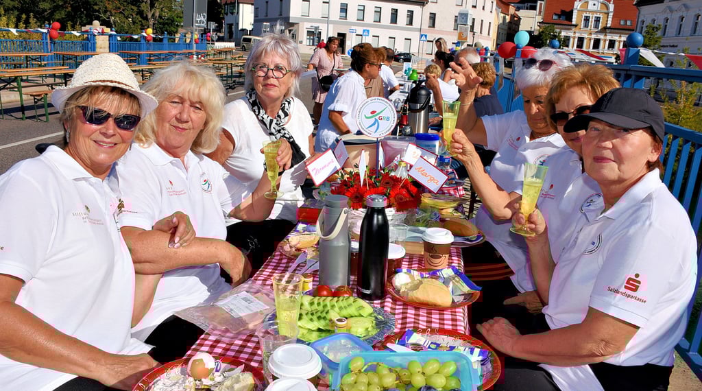 Beim Brücken-Picknick dabei waren auch die Frauen vom Gesundheits-, Rehabilitations und Behindertensportverein Staßfurt (GRB).