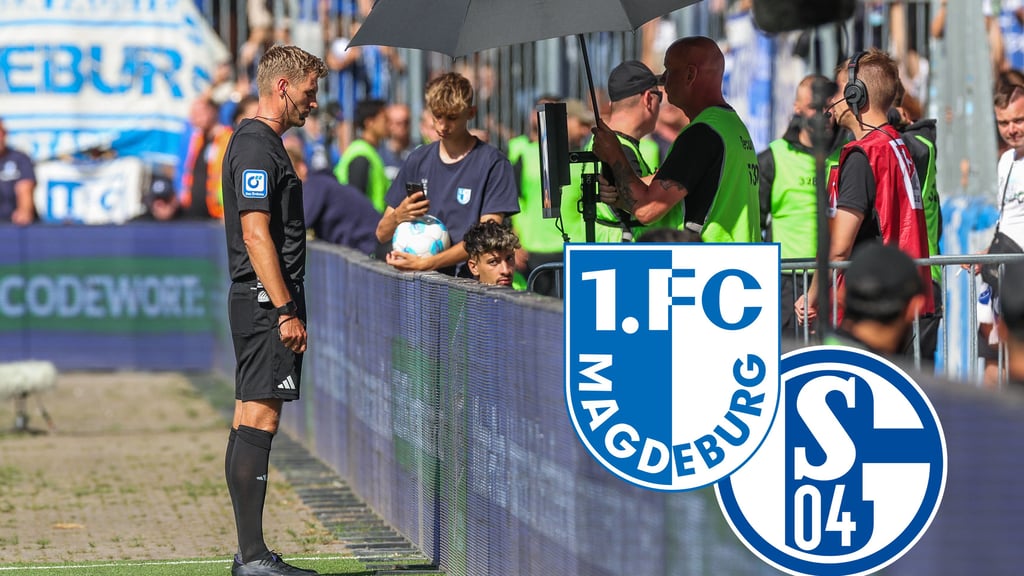 Schiedsrichter Timo Gerlach checkt am Bildschirm seine Entscheidung in der Partie des 1. FC Magdeburg gegen Schalke 04.