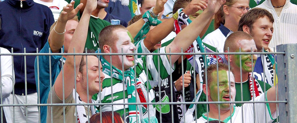 Völpker Fans im ausverkauften Dessauer Paul-Greifzu-Stadion.