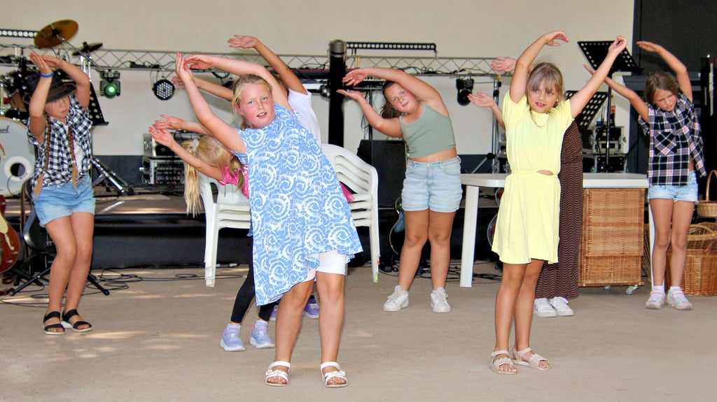 Die Grundschule Beesenlaublingen führt auf der Bühne ein kleines Programm auf.
