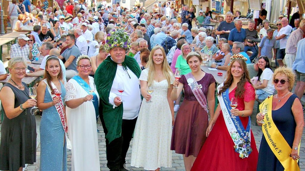 Bernburgs OB Silvia Ristow (li.) eröffnet mit der Gebietsweinkönigin für Saale-Unstrut, Lea Blumenthal (4.v. re.), dem Poleyer „Ziwwelbaron“ Heiko Strube und anderen regionalen Hoheiten den Weinmarkt.