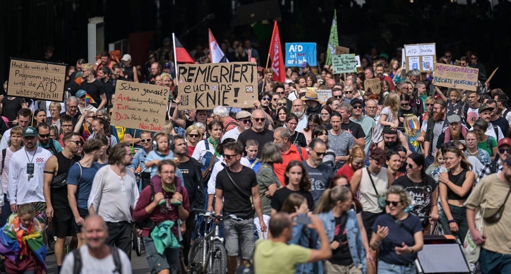 Tausende sind zu einer Demonstration gegen Rechtsextremismus in Erufrt auf die Straße gegangen.
