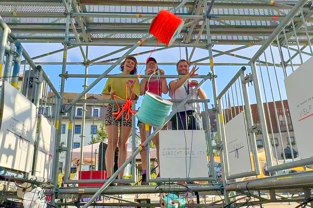 Lassen schon mal die Fadenrollen fliegen: Laura Hartleb, Theresa Hartmann und Hans Henniger (von links).