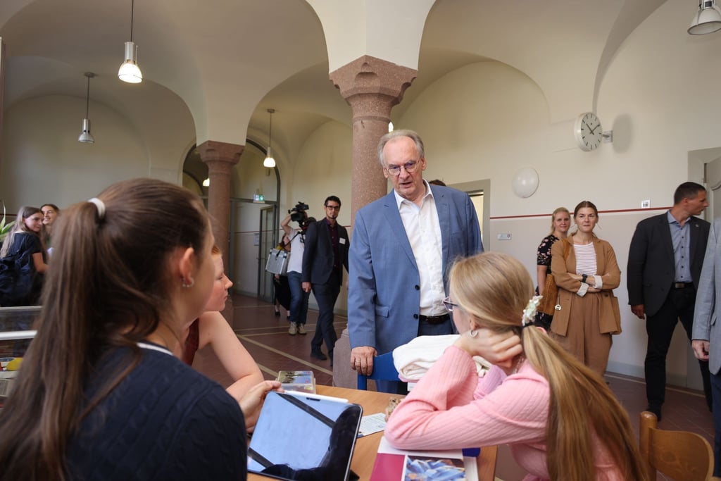 Sachsen-Anhalts Ministerpräsident Reiner Haseloff besuchte auf seiner Schultour durch das Land auch die Latina, Landesgymnasium in Halle.