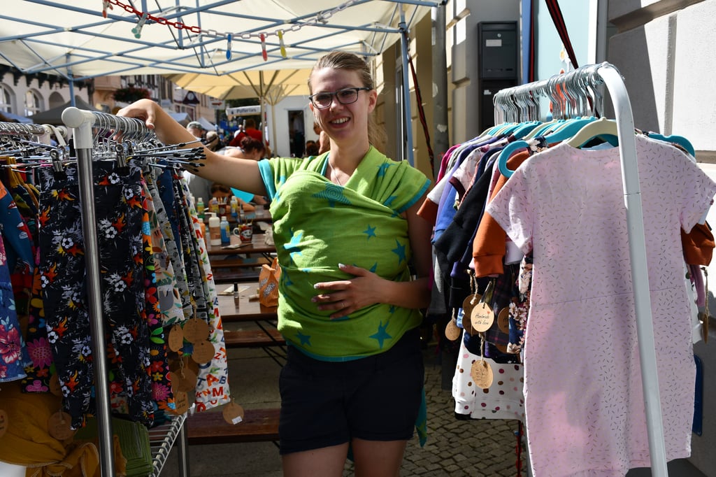 Michelle Böhnert von der Hebammenpraxis Zwergenland an ihrem Stand in der Hagenstraße.