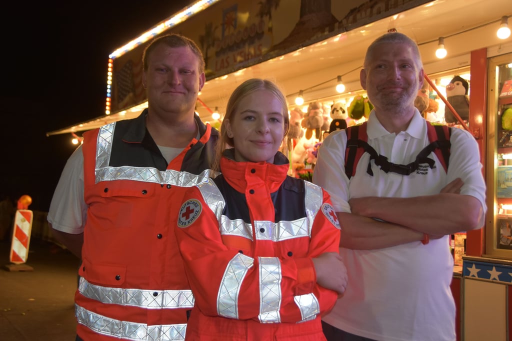 Wenn andere feiern sind die Sanitäter vom DRK Haldensleben im Einsatz. Gut ausgerüstet stehen Fabian Jagusch (l.), Lara Linke und Jens Lange steht für kleine und große Notfälle bereit.