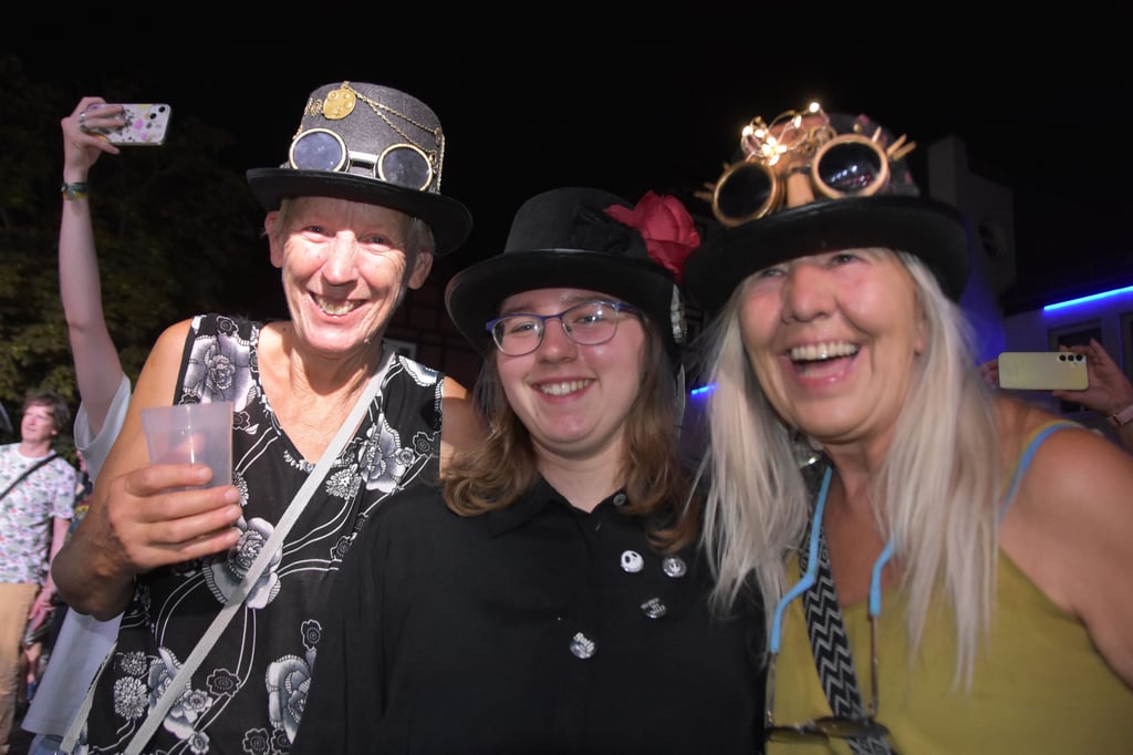 Drei Damen mit Hut: Moni, Sophie und Mona präsentieren mit Stolz ihre fantasievollen Kopfbedeckungen.