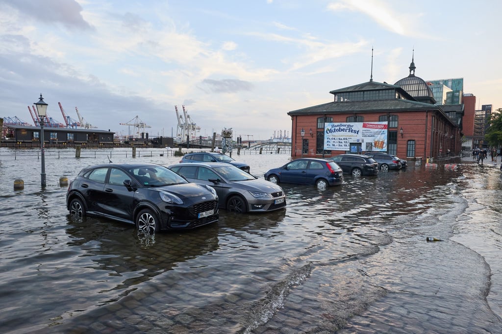 Eine im Sommer seltene Sturmflut hatte am Freitag den Hamburger Fischmarkt in Teilen unter Wasser gesetzt. (Archivfoto)