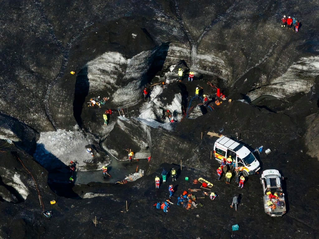 Einsatz in unwegsamen Gelände: Rettungskräfte suchen nach den vermeintlich Vermissten.