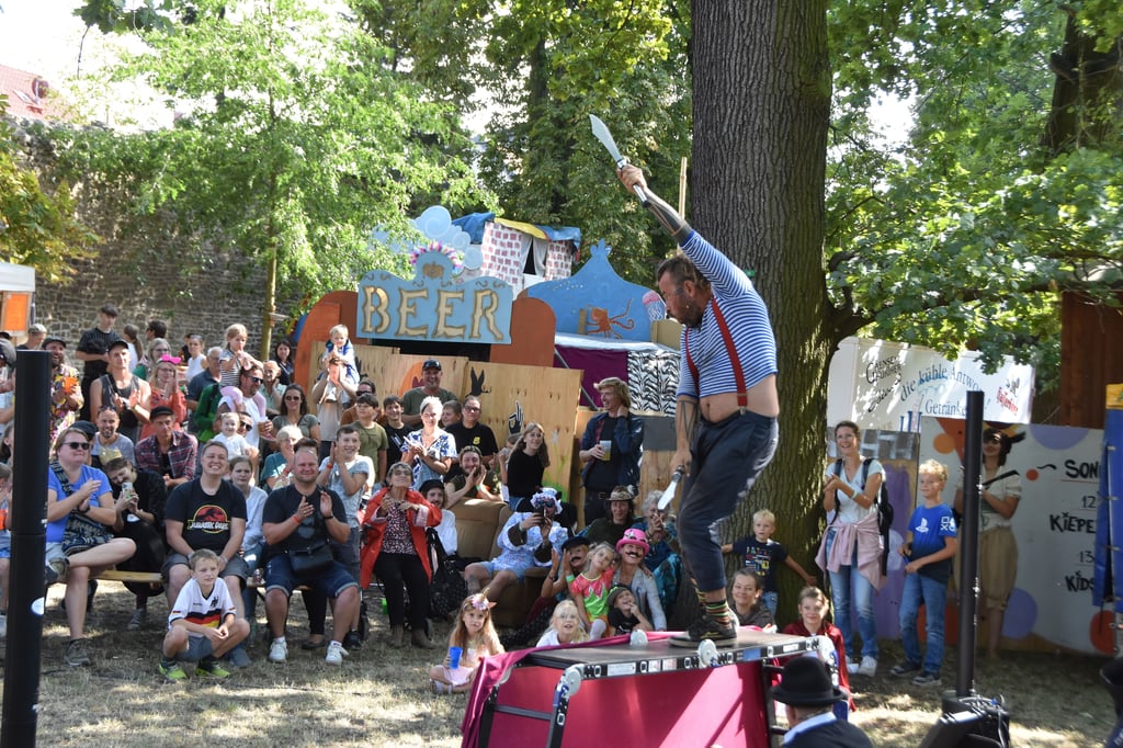 Das Chaos Varieté präsentierte auf dem Alten Friedhof eine Show mit wagemutigen Nummern.