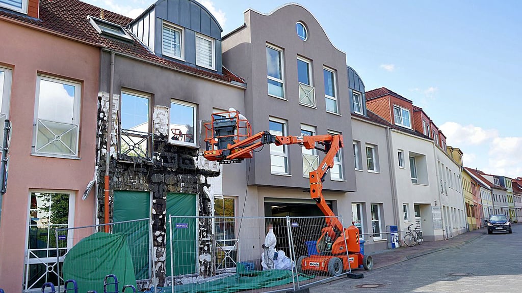 Die verbrannte Fassade in der Burgstraße wird wieder hergerichtet.