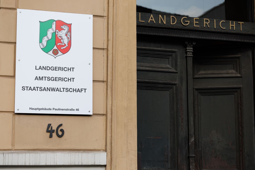 Ein 30-Jähriger muss sich nach einem tödlichen Zusammenstoß zweier Autos seit Montag in einem Mordprozess vor dem Landgericht Detmold verantworten. (Archivbild)