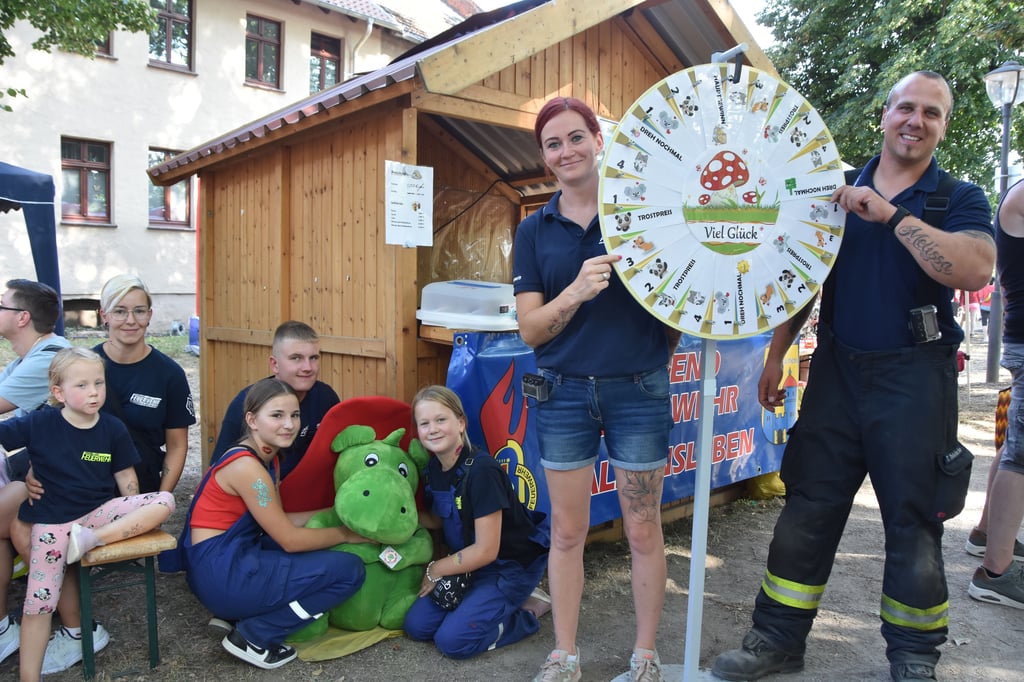 Am Glücksrad drehten die Gäste am Stand der Jugendfeuerwehr Haldensleben.  "Wir sammeln heute Spenden für das Zeltlager im nächsten Jahr. Mit dem Erlös wollen wir die Kosten für die Eltern der Kinder, die mit uns dann zum Campen zur Ostsee fahren, etwas reduzieren", erklären Sabrina und Thomas Thielecke, stellvertretender Jugendwart.