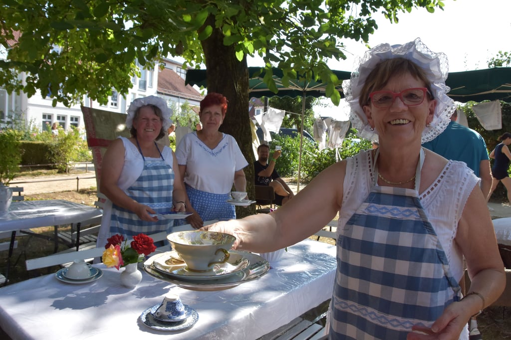 Die Waschweiber aus Groß Ammensleben: Hildburg Kaufmann (vorn), Monika Bednarz (l.) und Mechthild Winkler servierten den Gästen Kaffee aus nostalgischem Geschirr.