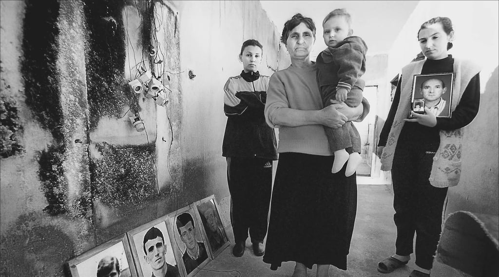 Knut Mueller fotografierte im Jahr 2000 eine albanische Familie, deren männliche Angehörige bei Kosovo-Polje von Serben ermordet wurden. Das Bild ist in der Ausstellung in Weißenfels zu sehen.