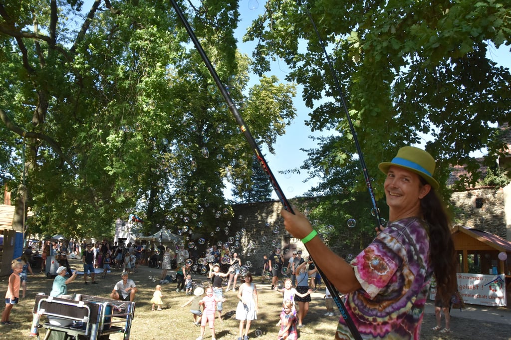 Thomas Blank aus Hundisburg erfreut die jungen Besucher des Altstadtfestes mit seinen schillernden Seifenblasen.