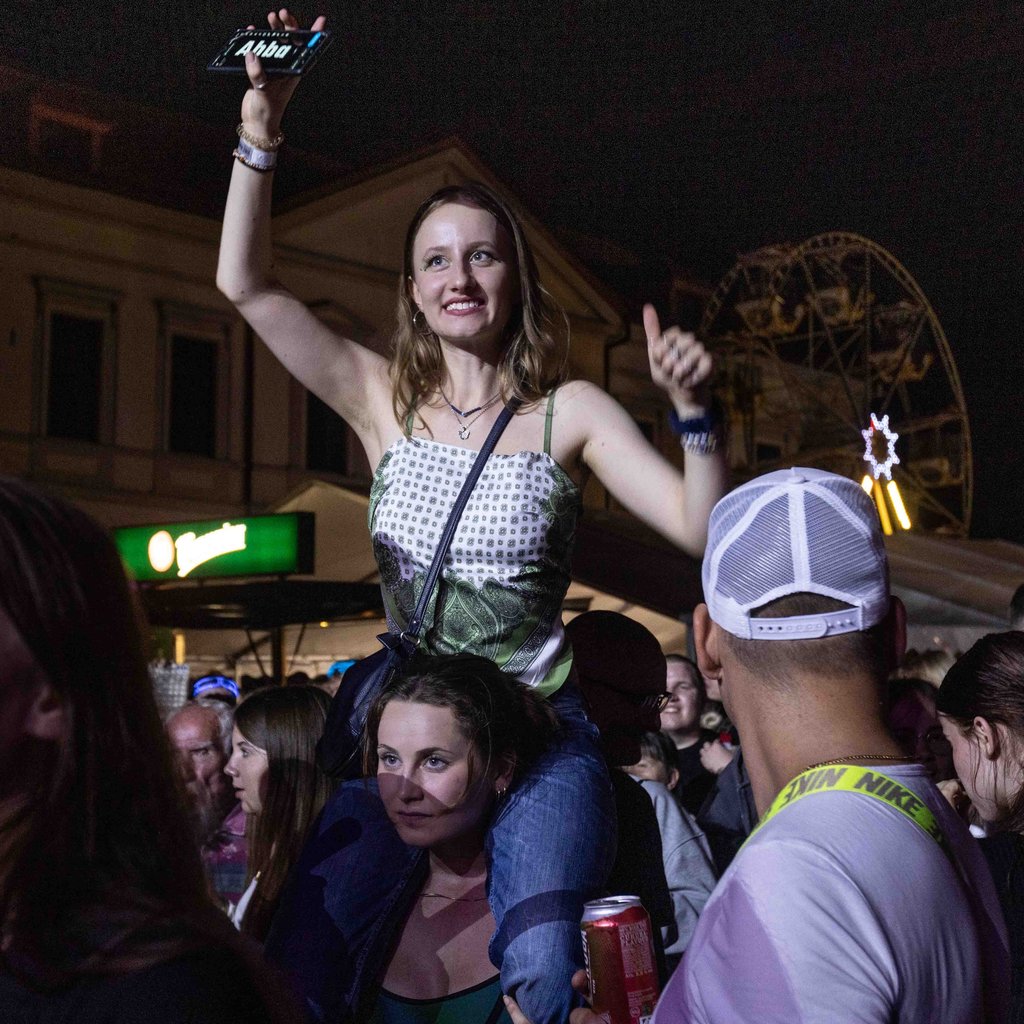 Bei der „Freaky Friday“-Party herrscht auf dem Marktplatz ausgelassene Stimmung unter den Besuchern.