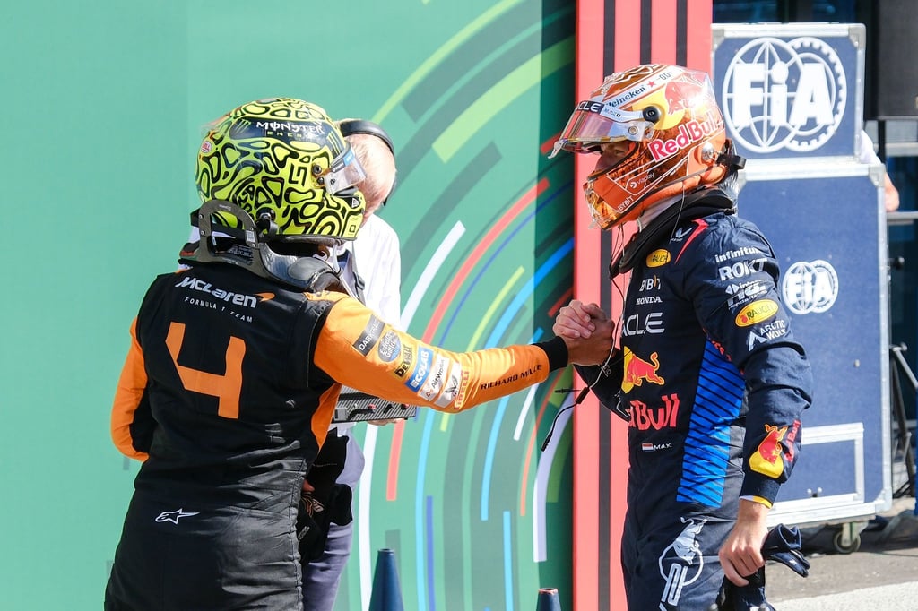 Lando Norris (l) verweist Max Verstappen auf Platz zwei.