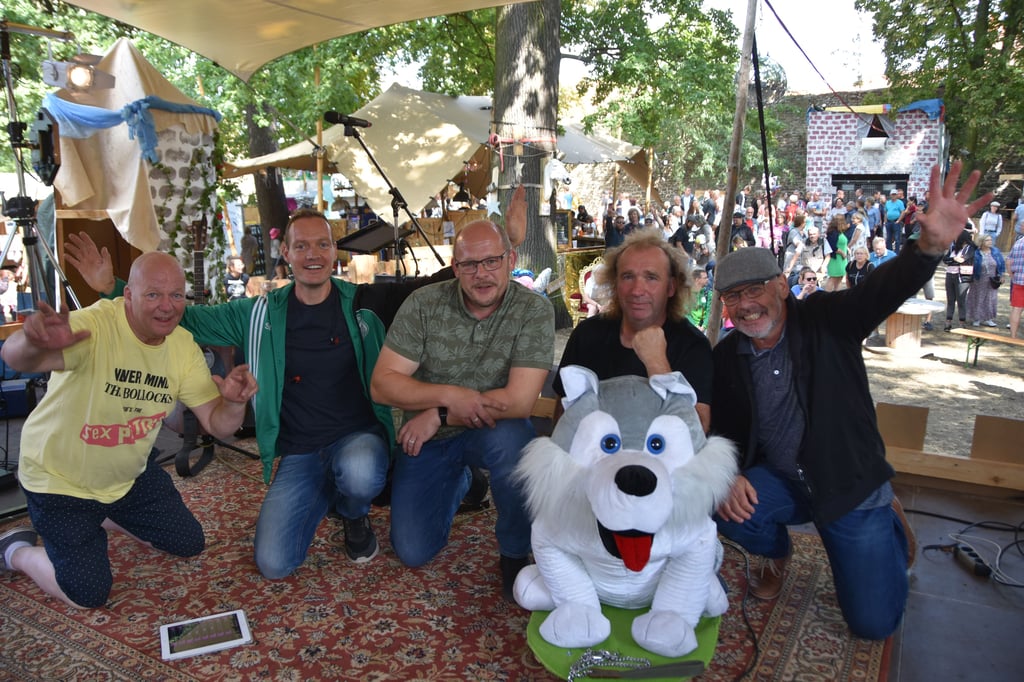 Der Song "Wenn der Wolf schläft, müssen alle Schafe ruhen”  von Element of Crime zählte zum Programm der Gruppe "Winkel 47" aus Bregenstedt. Die Musiker, Steffen Jacobs (2.v.l.), André Böttcher (mitte), Ulrich Ueckert (2.v.r.) und Ottmar Schmicker (r.) zogen die Zuschauer mit handgemachten Lieder ihr Publikum in ihren Bann. Für die perfekte Technik sorgte Peter Wolf (l.).