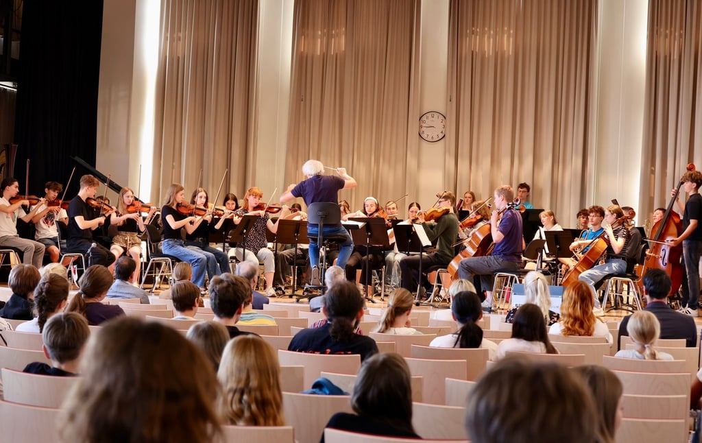 Aufführung des Orchesters des Musikzweiges der Latina in der Aula, dem Paul-Raabe-Saal