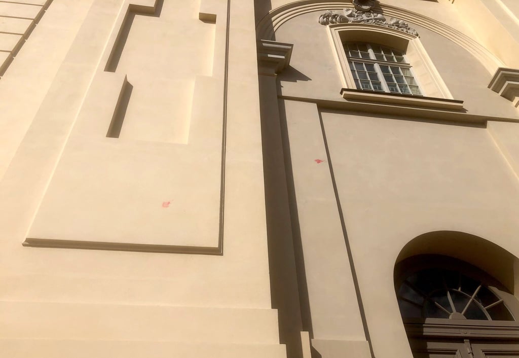 Die Garnisonkirche in Potsdam ist mit roter Farbe beschädigt worden.