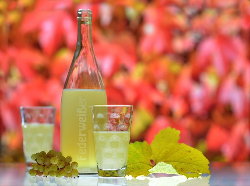 Der Alkohol schlägt beim Federweißer mit 7 Kilokalorien pro Gramm zu Buche. Hinzu kommt der Fruchtzucker des Ausgangsprodukts, der Trauben. Dadurch ist Federweißer relativ energiereich.