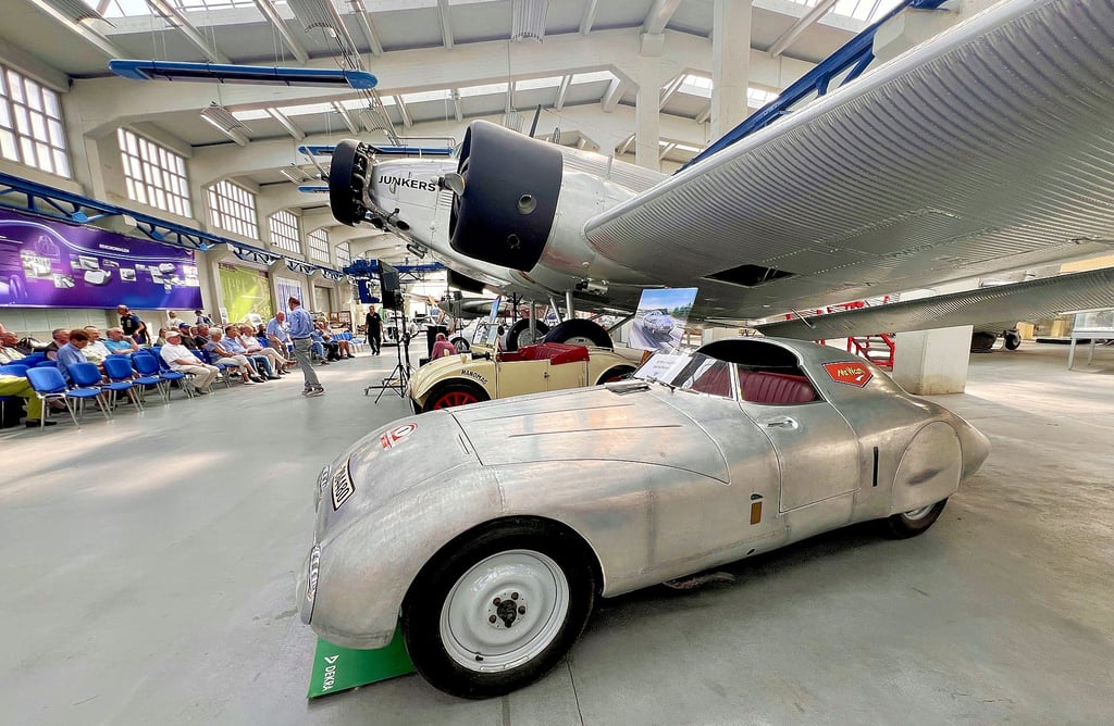 Eröffnung der historischen Rekordwoche im Technikmuseum „Hugo Junkers“ mit einer Ausstellung zur Stromlinie: Im Vordergrund ist der Hanomag Diesel Rekordwagen zu sehen.