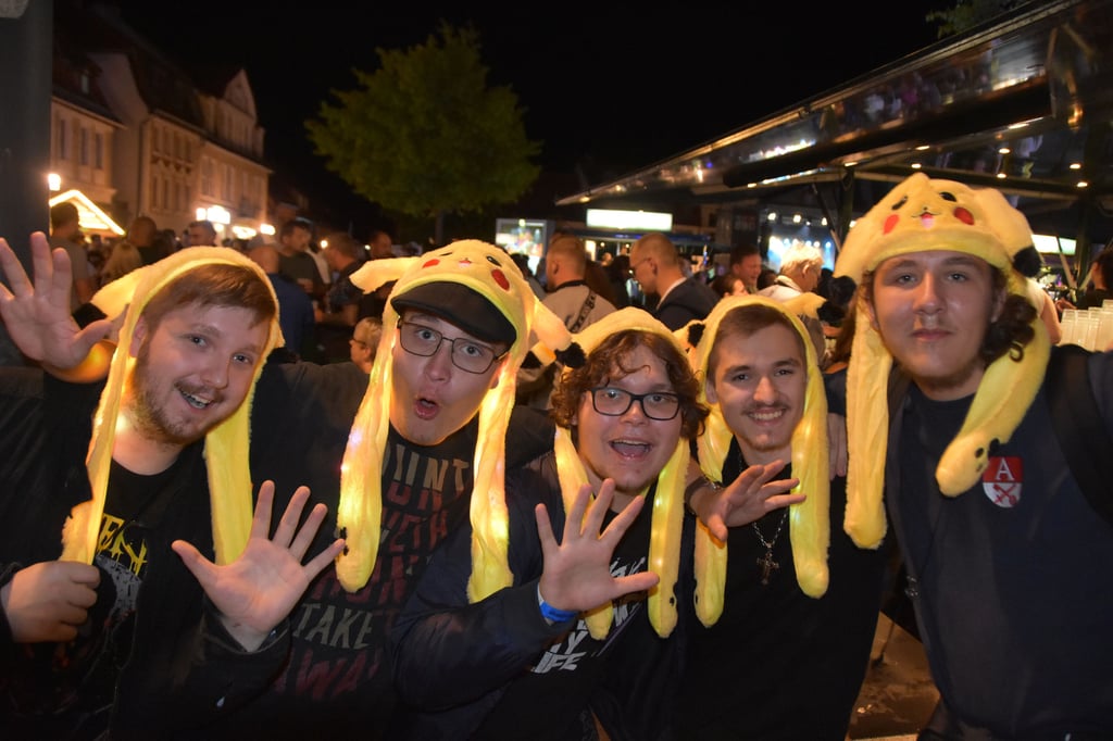 Pokémon-Alarm: In Pikachus haben sich Malte (von links), Marvin, Samuel, Maurice und Berend verwandelt. Sie sind so anscheinend beim Stadtfest für jedes Abenteuer bereit. 