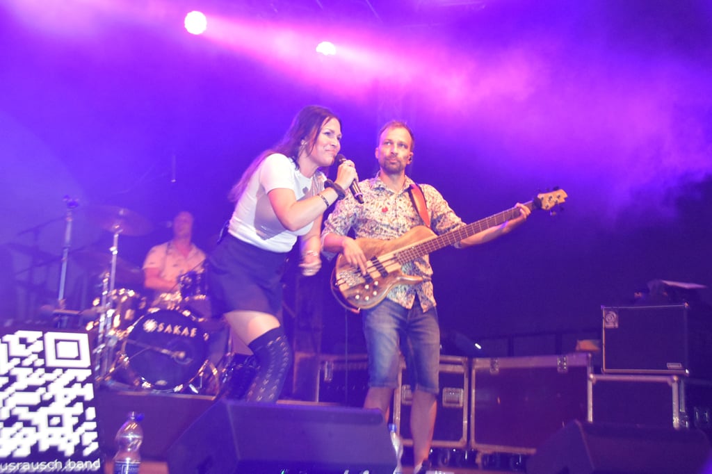 Die Band Luxusrausch mit Musiker aus Sachsen-Anhalt und Berlin versetzte die Gäste auf dem Hagentorplatz mit ihrem Musik-Mix aus Songs von Bruno Mars bis Marianne Rosenberg in einen musikalischen Luxusrausch.