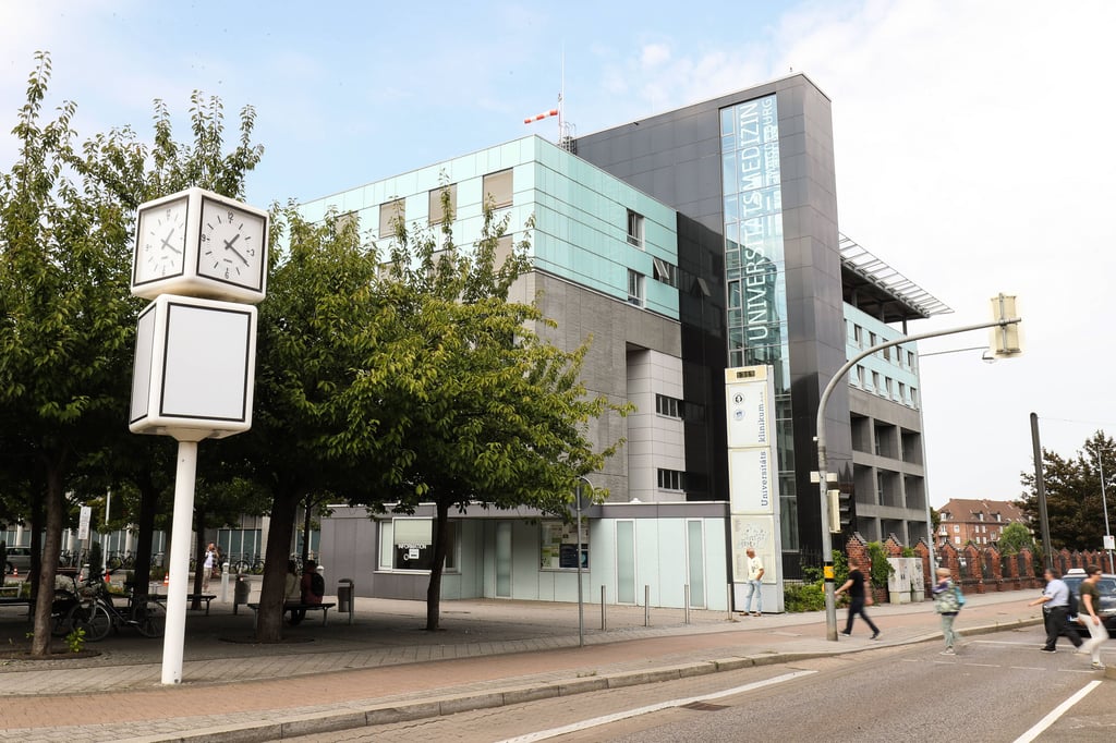 Eingang zum Uniklinikum: Für 1,06 Milliarden Euro soll auf dem Campus ein neues Zentralkrankenhaus entstehen.