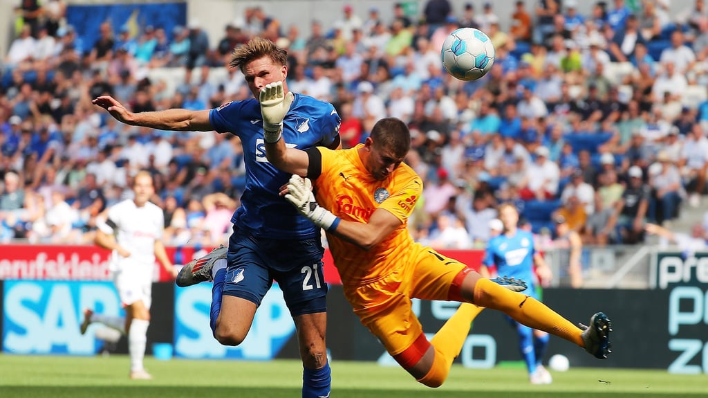 Treffen sich zwei Ex-Magdeburg: Timon Weiner foult hier Marius Bülter und verursacht einen Elfmeter.
