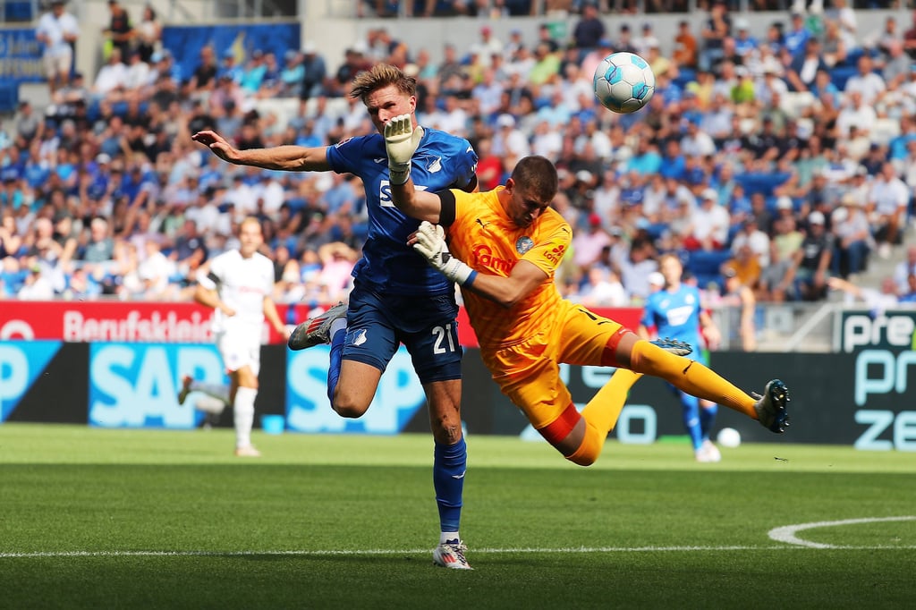 Treffen sich zwei Ex-Magdeburg: Timon Weiner foult hier Marius Bülter und verursacht einen Elfmeter.