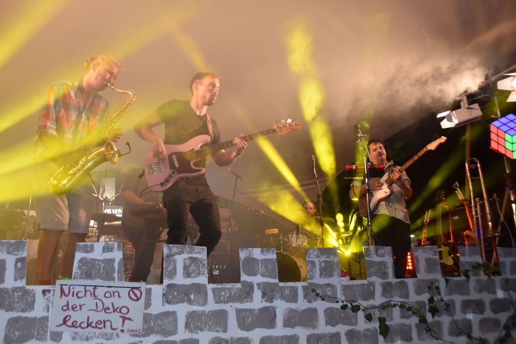 Die Gruppe Dr. Umwuchts Tanzpalast ist eine Musik-, Reise- und Lustgemeinschaft. Die außergewöhnliche Band erzählte deutschsprachige Stücke aus dem Leben und motivierte im Zwei-Viertel-Takt die Partygäste zum Tanzen.