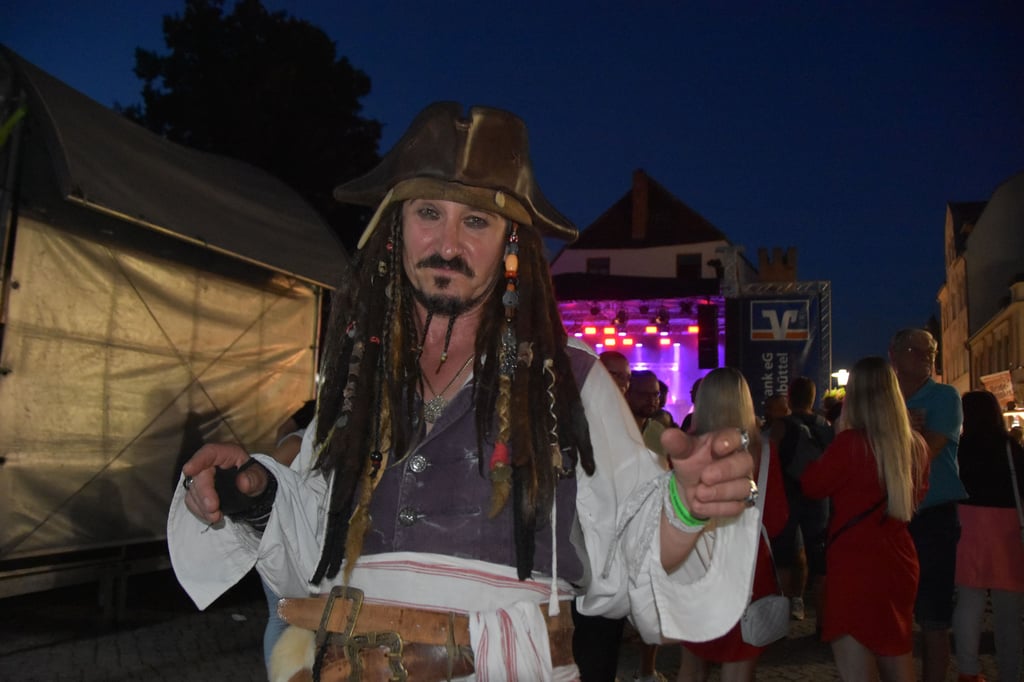 Jack Sparrow, Entschuldigung, Käpt'n Jack Sparrow, schaute am Sonnabend auf dem Hagentorplatz, wo es für Piraten den besten Rum gibt.