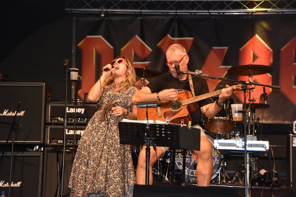 Romy & Wolli begeisterten das Publikum auf der Bühne am Hagentorplatz mit ihrer handgemachten Folk-Musik.
