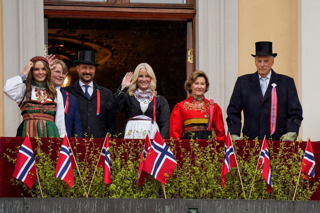 Alle in Geiranger mit dabei: Das norwegische Königspaar Harald und Sonja (rechts), das Kronprinzenpaar Haakon und Mette-Marit (Mitte) sowie Prinzessin Ingrid Alexandra und Prinz Sverre Magnus. (Archivbild)