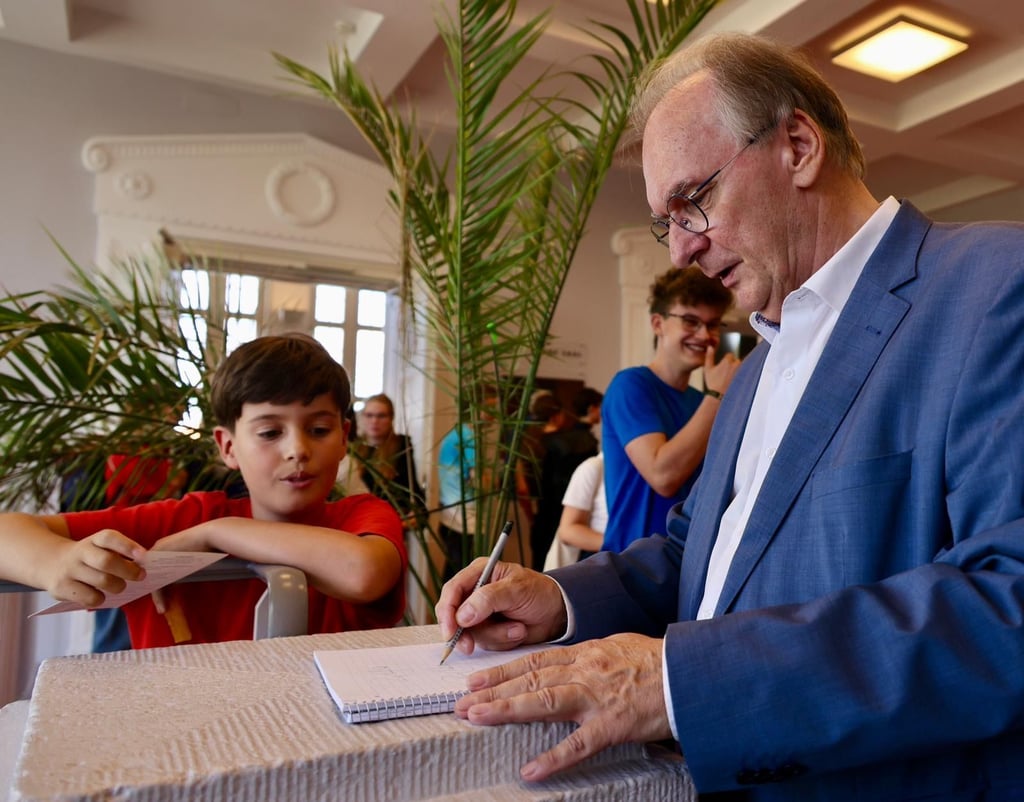 Zeit für ein Autogramm ist immer, meint Ministerpräsident Reiner Haseloff.