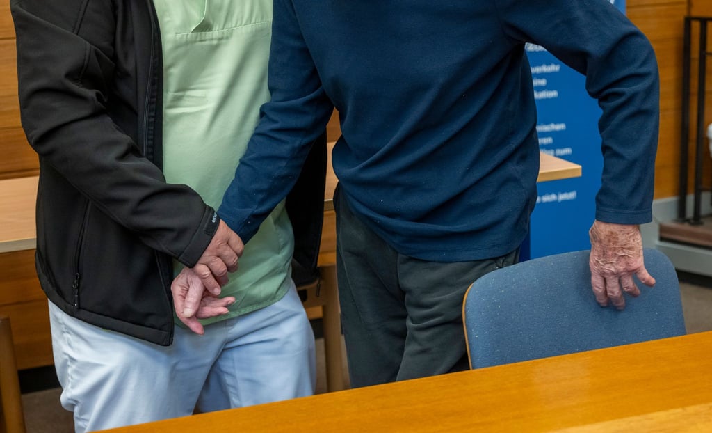 Ein Pfleger führte den alten Mann in den Gerichtssaal.